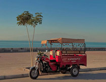 گشت دور جزیره هرمز با موتور سه چرخ (توک توک)